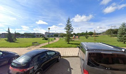 Campo de fútbol y baloncesto