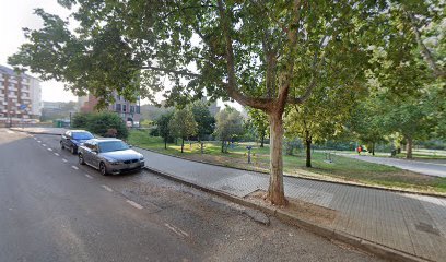 Parque gimnástico bajo castillo