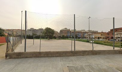 Pista de futbol i bàsquet del pati de l’antiga escola Marta Mata